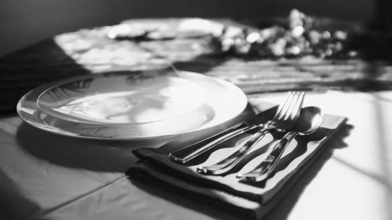 Dining in the Dark: How Blindfolded Meals Are Redefining Flavor Perception Dining in the Dark: How Blindfolded Meals Are Redefining Flavor Perception