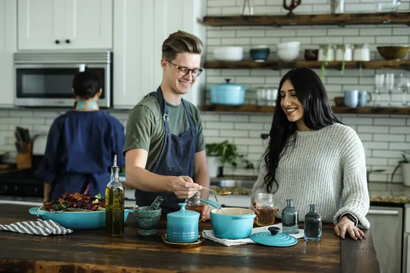 Diners Turned Chefs: The Collaborative Kitchen Trend Diners Turned Chefs: The Collaborative Kitchen Trend